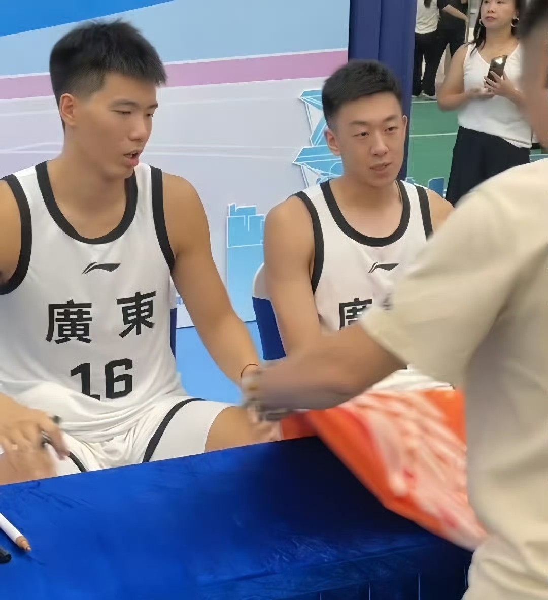 开云登录 -赛前突围战来临，广东宏远围绕西甲再遭质疑，信心回归，身体对抗强度拉满的简单介绍